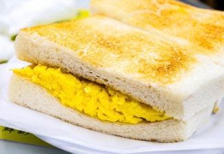 Scrambled egg sandwich