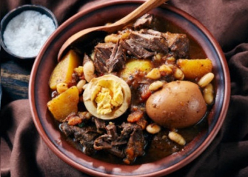 Món thịt hầm trứng Cholent