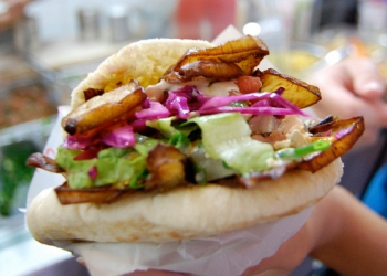 Bánh mì Sabich cà tím chiên Israel