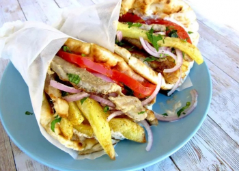 Món bánh mỳ kẹp thịt Gyros Hy Lạp