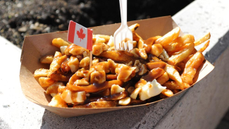 Poutine, khoai tây chiên kiểu Canada