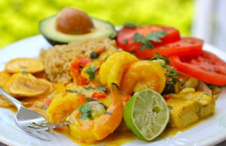 Món tôm cá Encocado de pescado y camaron